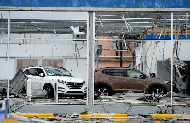 Un concesionario puertorriqueño destruido. (Foto: AP Images)